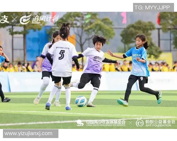 小粉丝勇敢追梦足球明星亲密互动的感人故事